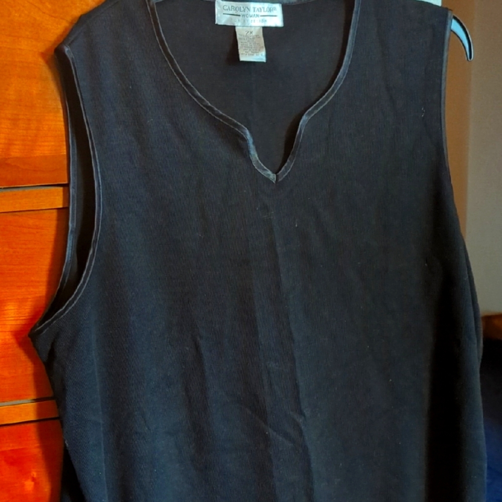 Carolyn Taylor Black V-Neck Sleeveless Top